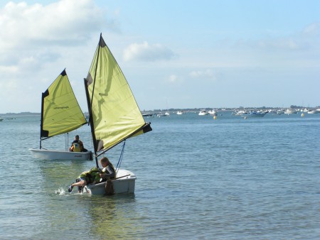 Vous vous demandez pourquoi j'ai mis sa et bah regarder de plus près c'est moi dans la barque et oui je fait de la voile ps c'est pas moi qui remonte justement c'est moi qui aide la fille qui et tombée à l'eau!